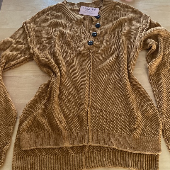 Boutique sweater, comfy with button details. New with tags Measurements in photo - Picture 10 of 10